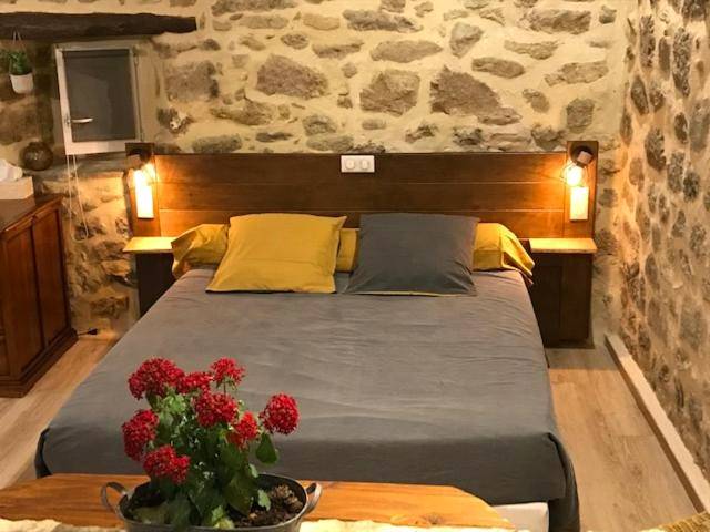 Espace nuit chaleureux avec tête de lit en bois - Chez Marinou
