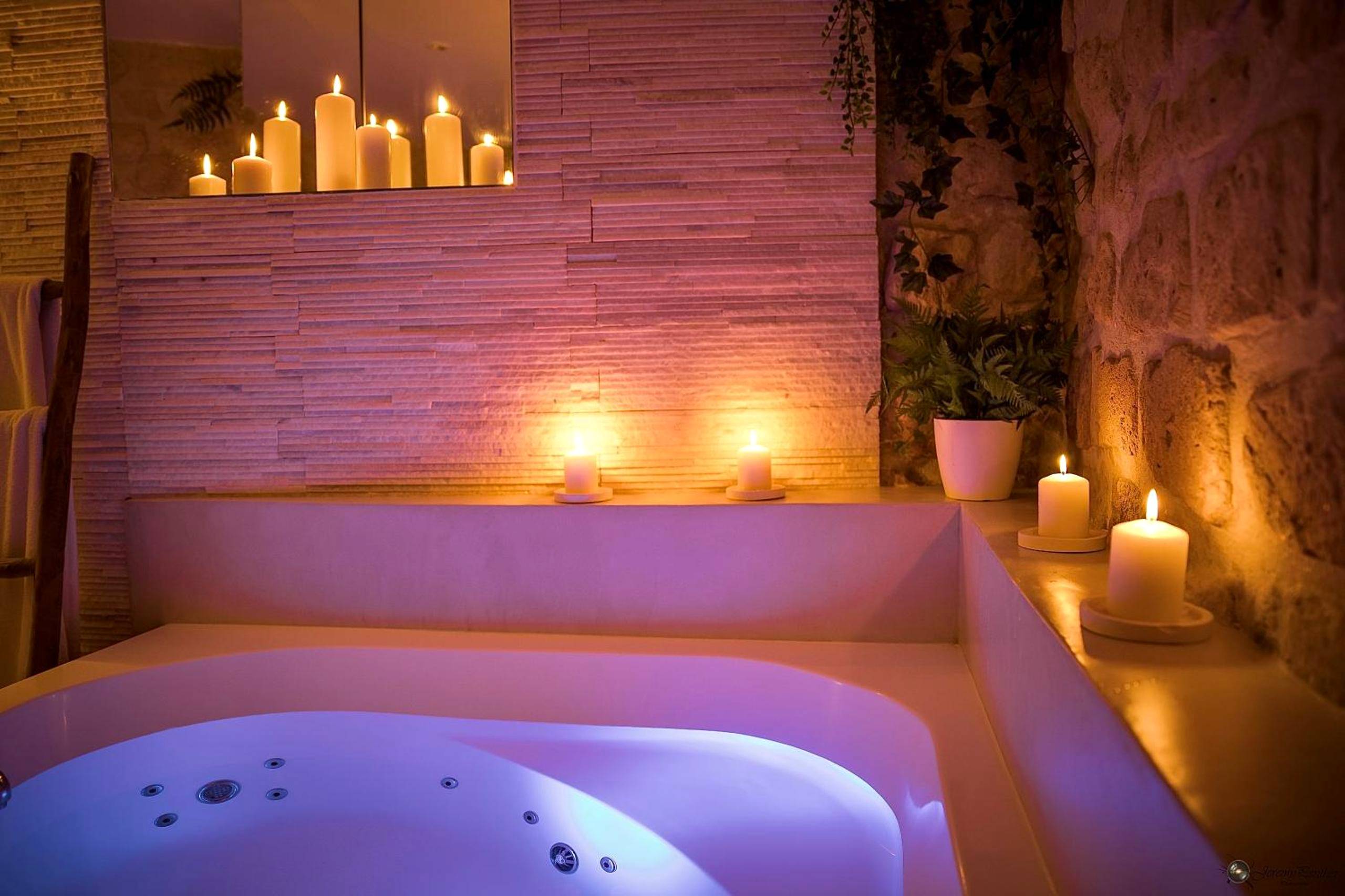 Jacuzzi avec éclairage tamisé et bougies - Love Room Pontoise - Chez Millouz - Triplex semi - troglodyte