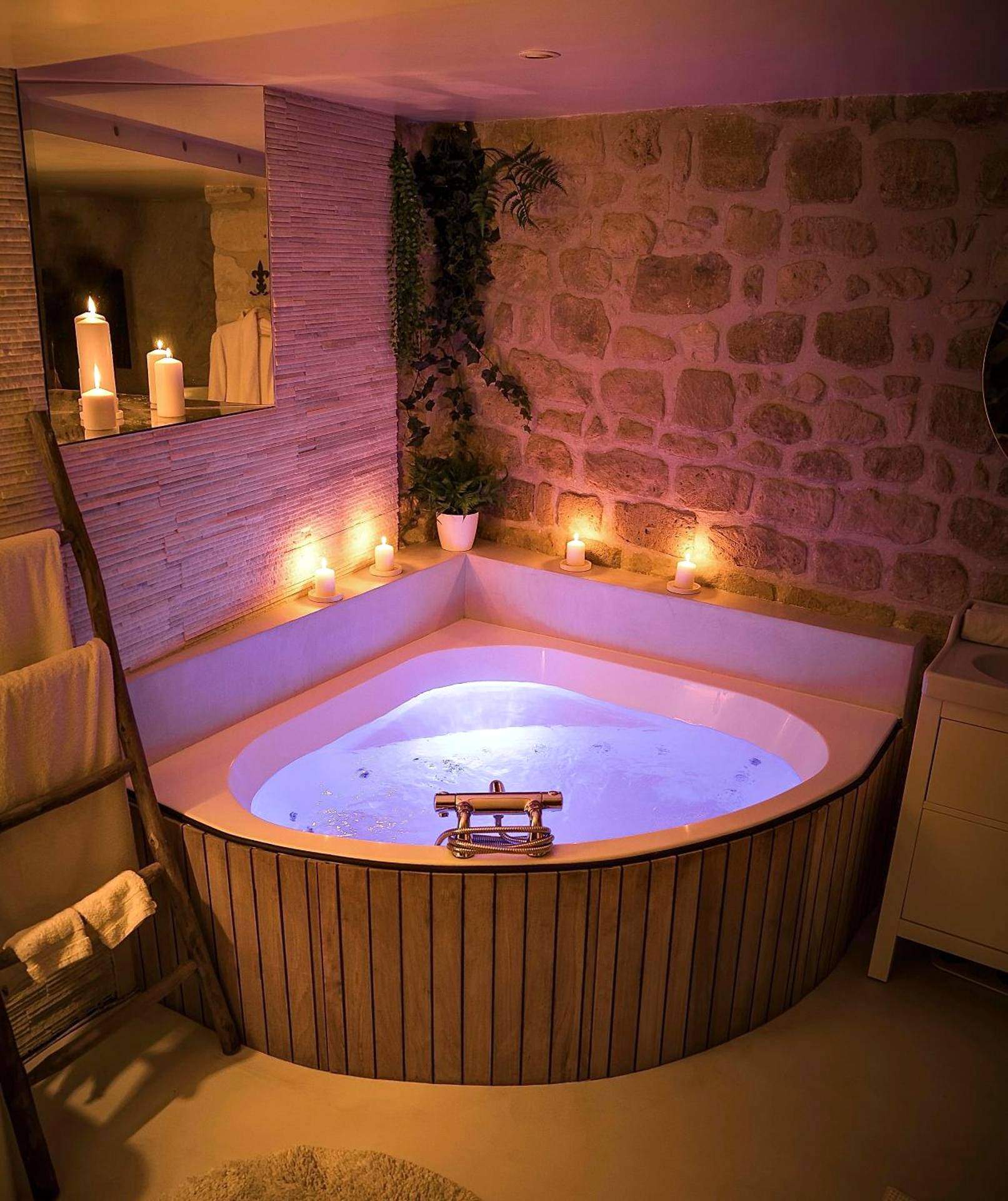 Baignoire balnéo d'angle sous voûte en pierre - Chez Millouz - Triplex semi - troglodyte