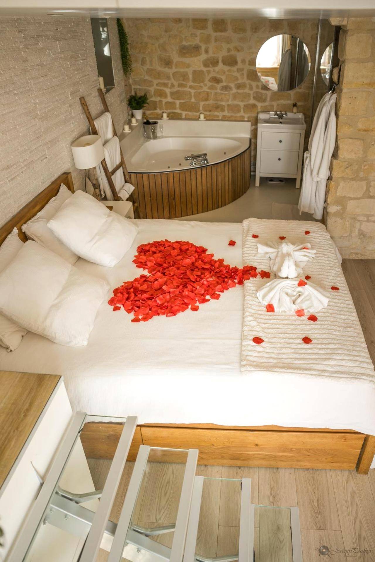 Lit double avec cœur en pétales de rose - Chez Millouz - Triplex semi - troglodyte