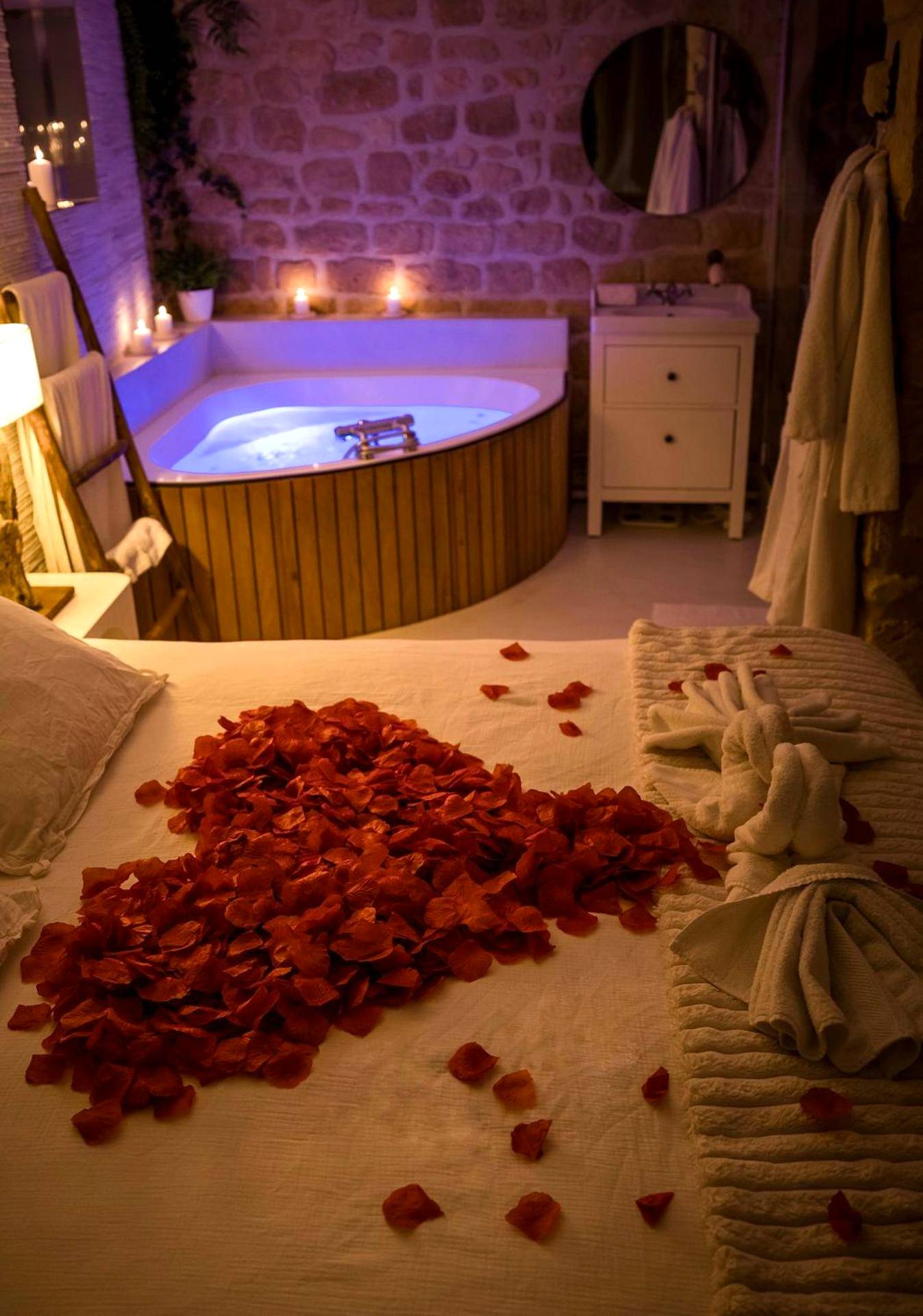 Ambiance romantique avec lit et jacuzzi - Chez Millouz - Triplex semi - troglodyte