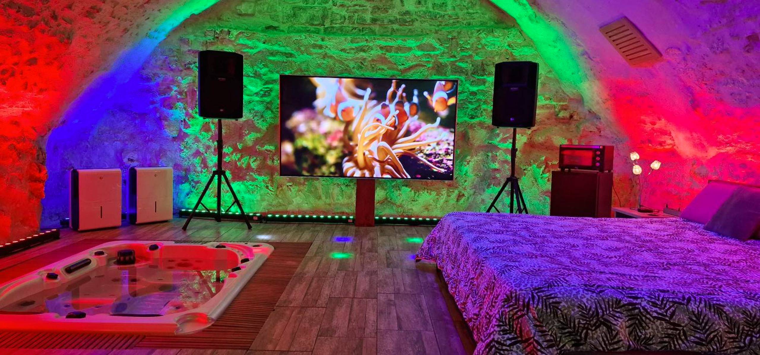 Jacuzzi et lit avec éclairage d'ambiance coloré - Love Room Châteauroux - Chez Stephanie