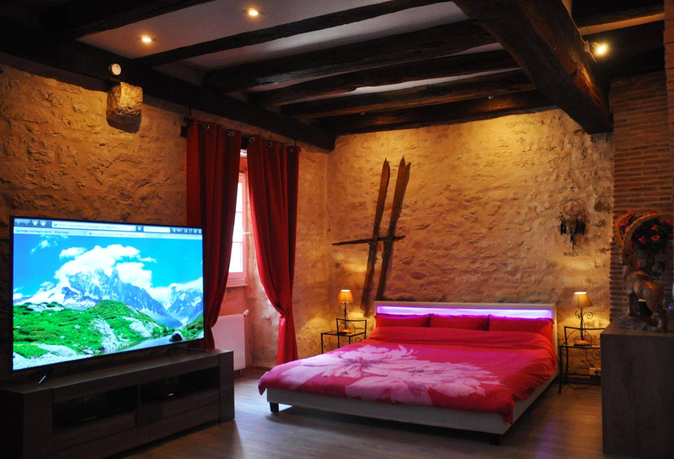 Chambre avec lit double et grand écran TV - Chez Stephanie