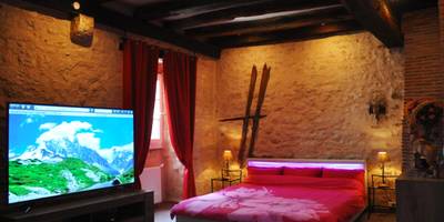 Chambre avec lit double et grand écran TV - Chez Stephanie