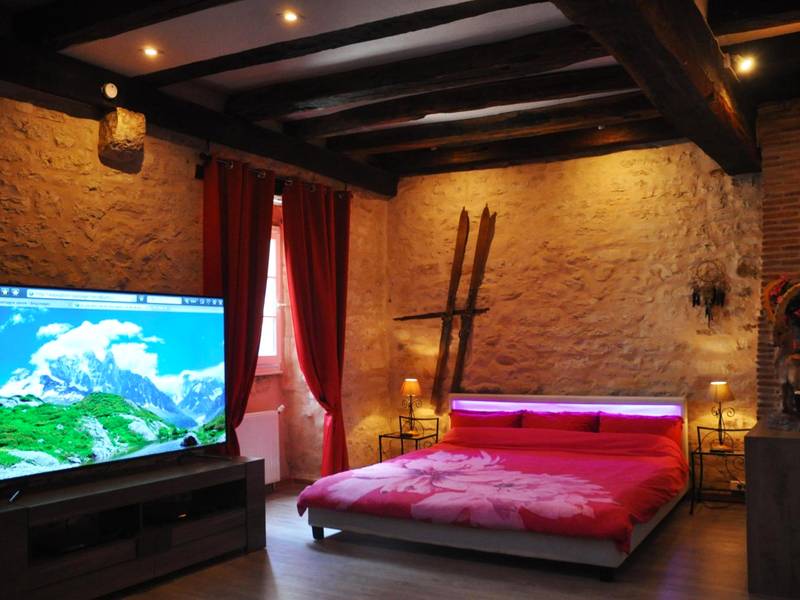 Chambre avec lit double et grand écran TV - Chez Stephanie