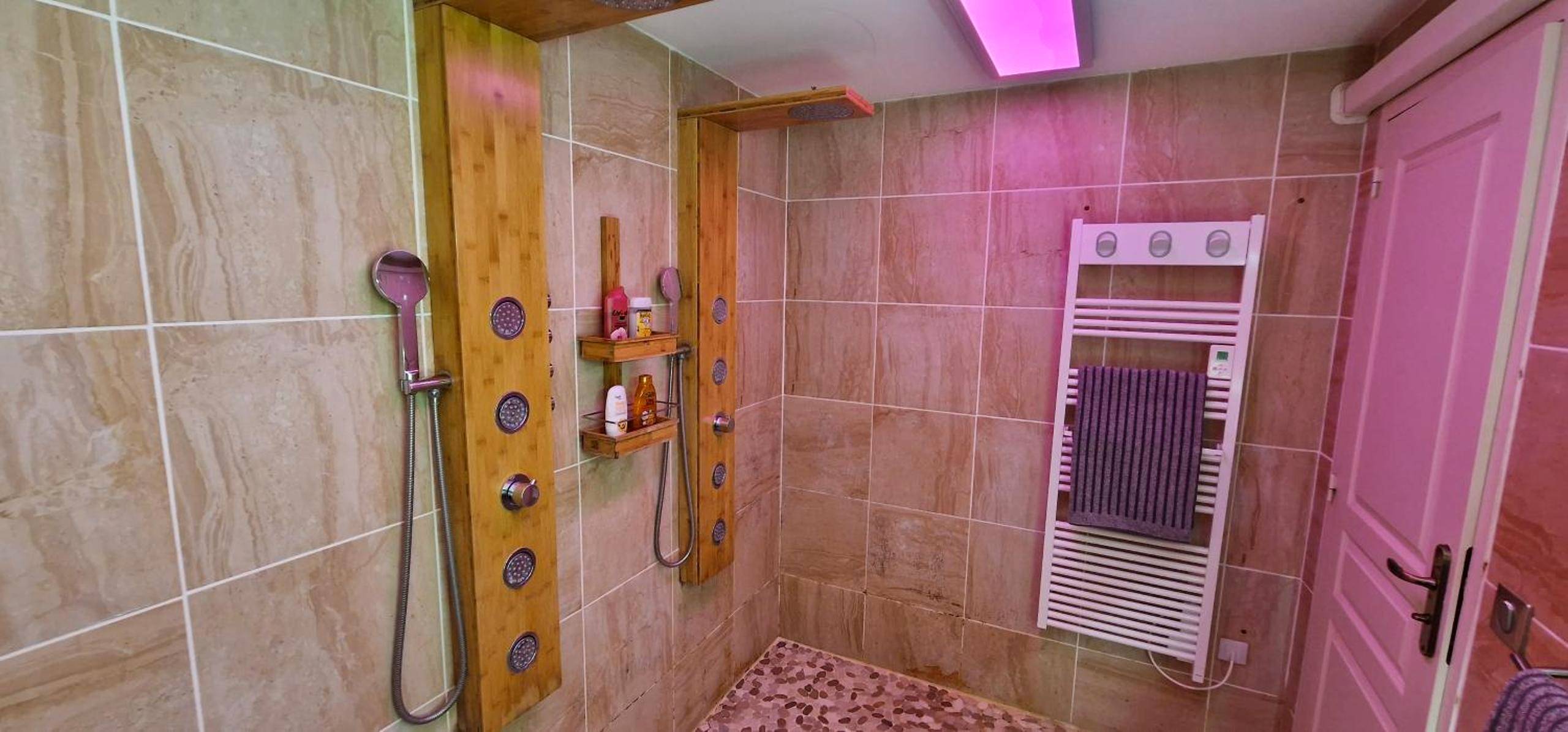 Douche hydromassante avec colonnes en bambou - Chez Stephanie