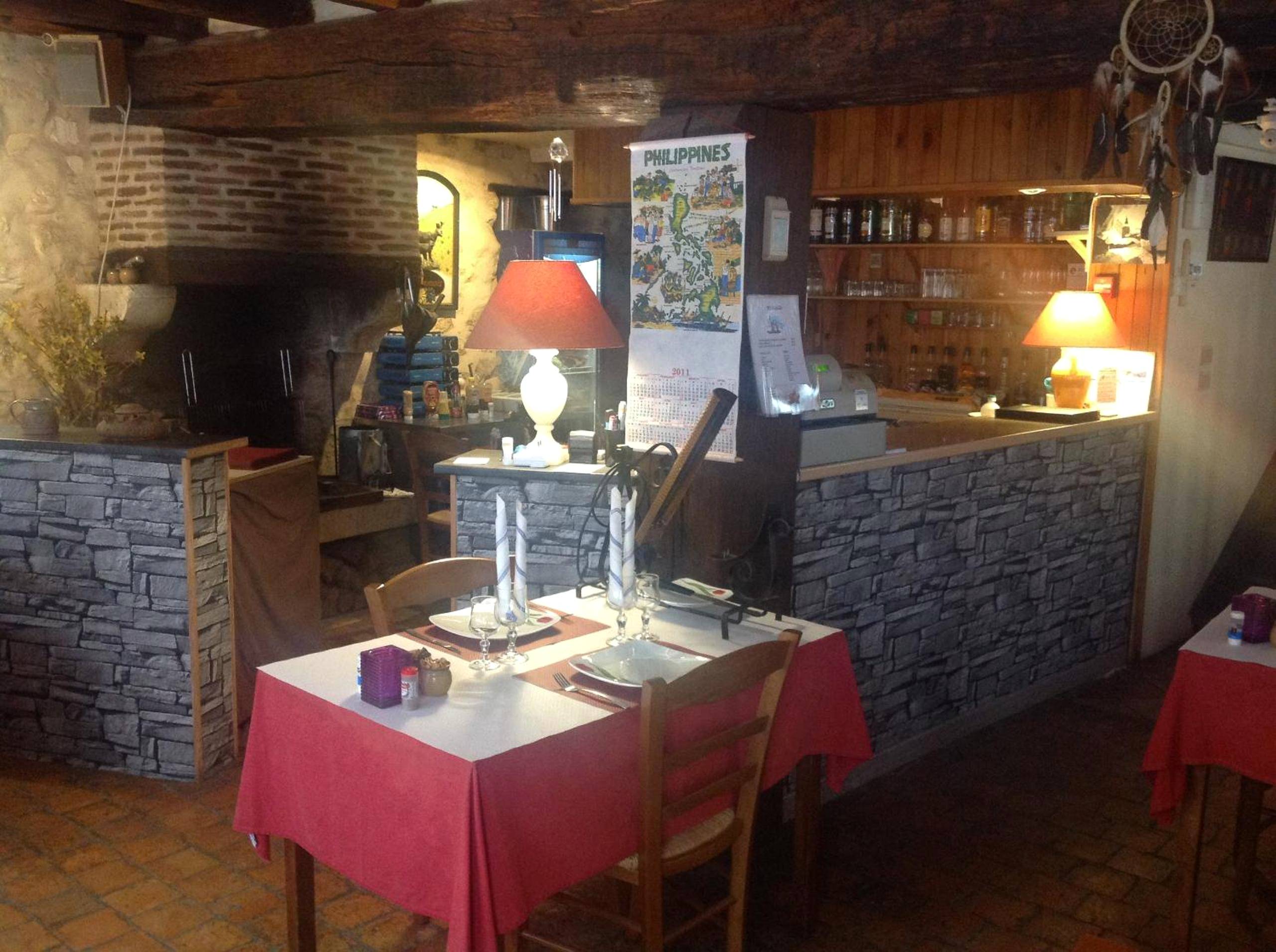 Espace repas avec table dressée et bar - Chez Stephanie