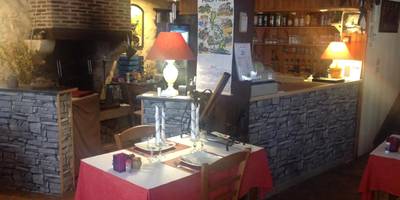 Espace repas avec table dressée et bar - Chez Stephanie