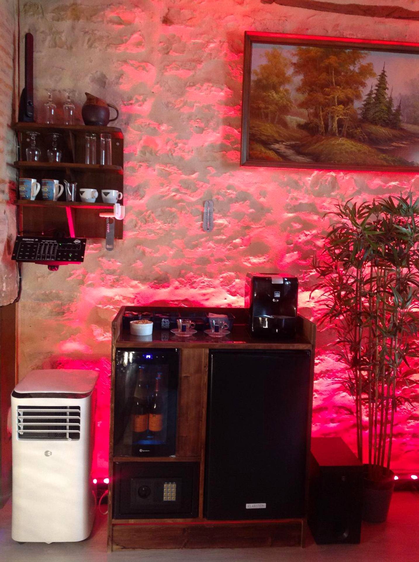 Coin café et minibar sous lumière rose - Chez Stephanie