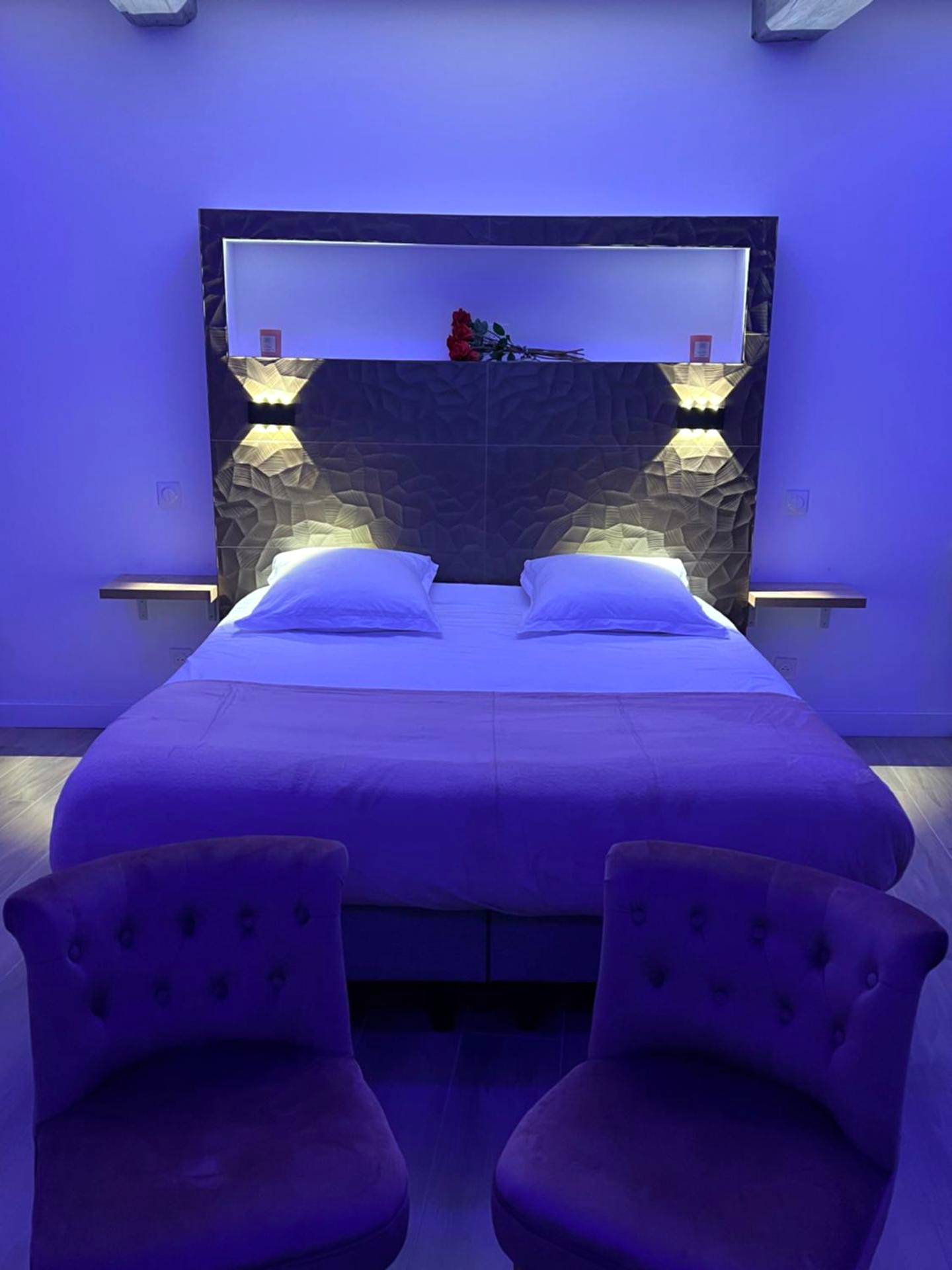 Lit double avec éclairage bleu et roses - Chic & Jacuzzi