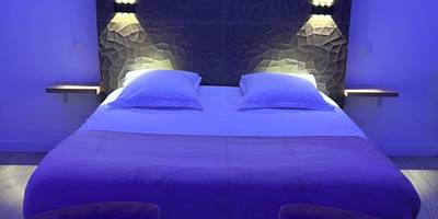 Lit double avec éclairage bleu et roses - Chic & Jacuzzi