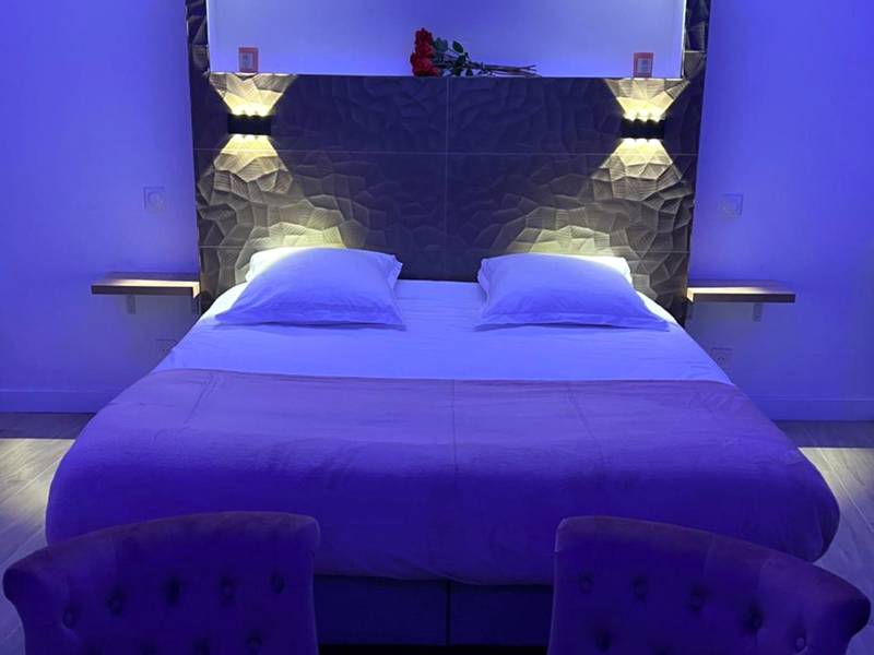 Lit double avec éclairage bleu et roses - Chic & Jacuzzi