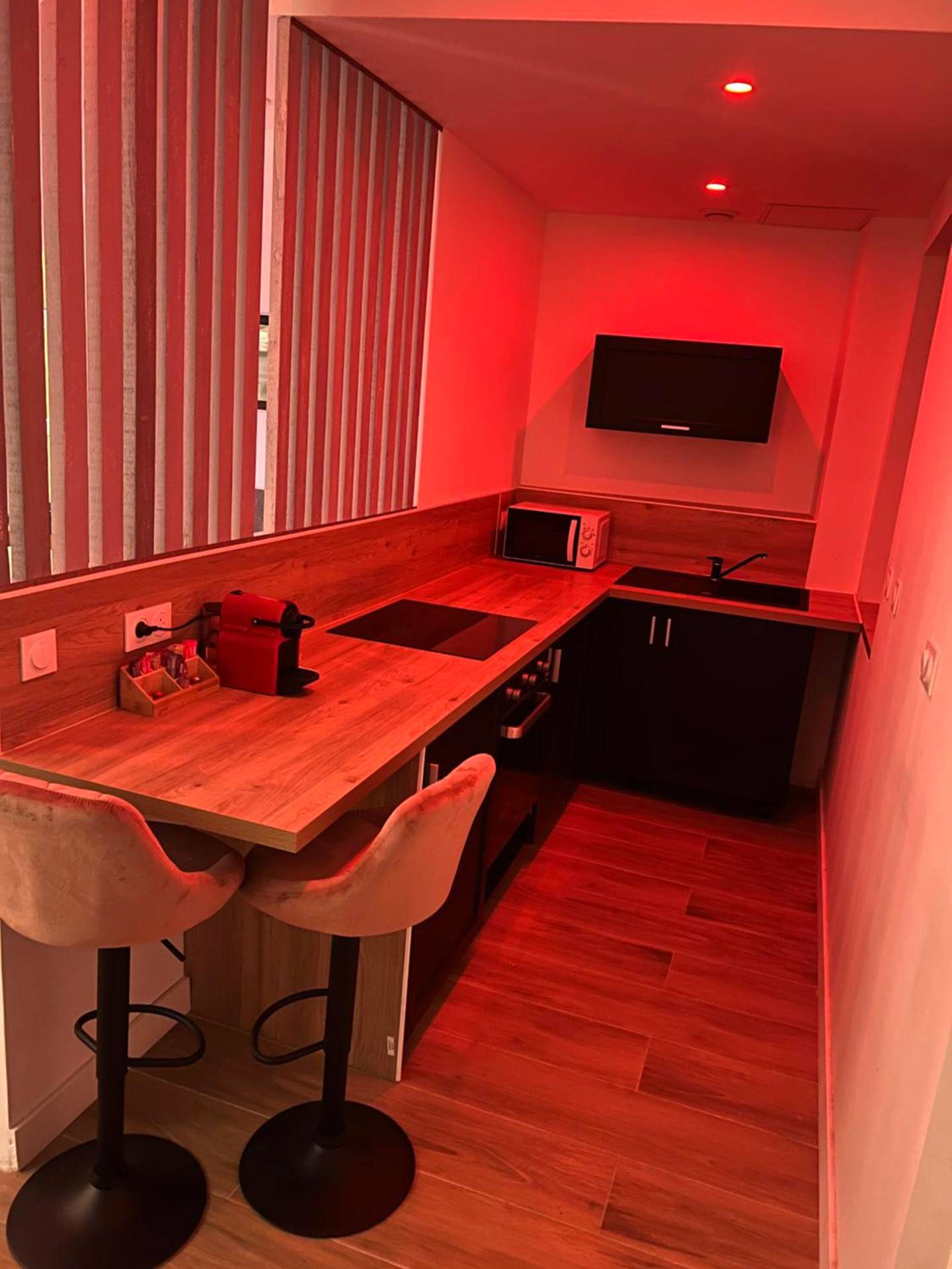 Cuisine équipée avec bar et lumière rouge - Chic & Jacuzzi