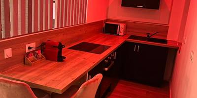 Cuisine équipée avec bar et lumière rouge - Chic & Jacuzzi