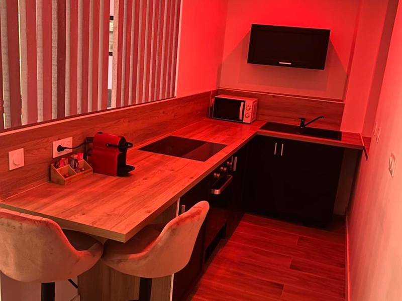 Cuisine équipée avec bar et lumière rouge - Chic & Jacuzzi