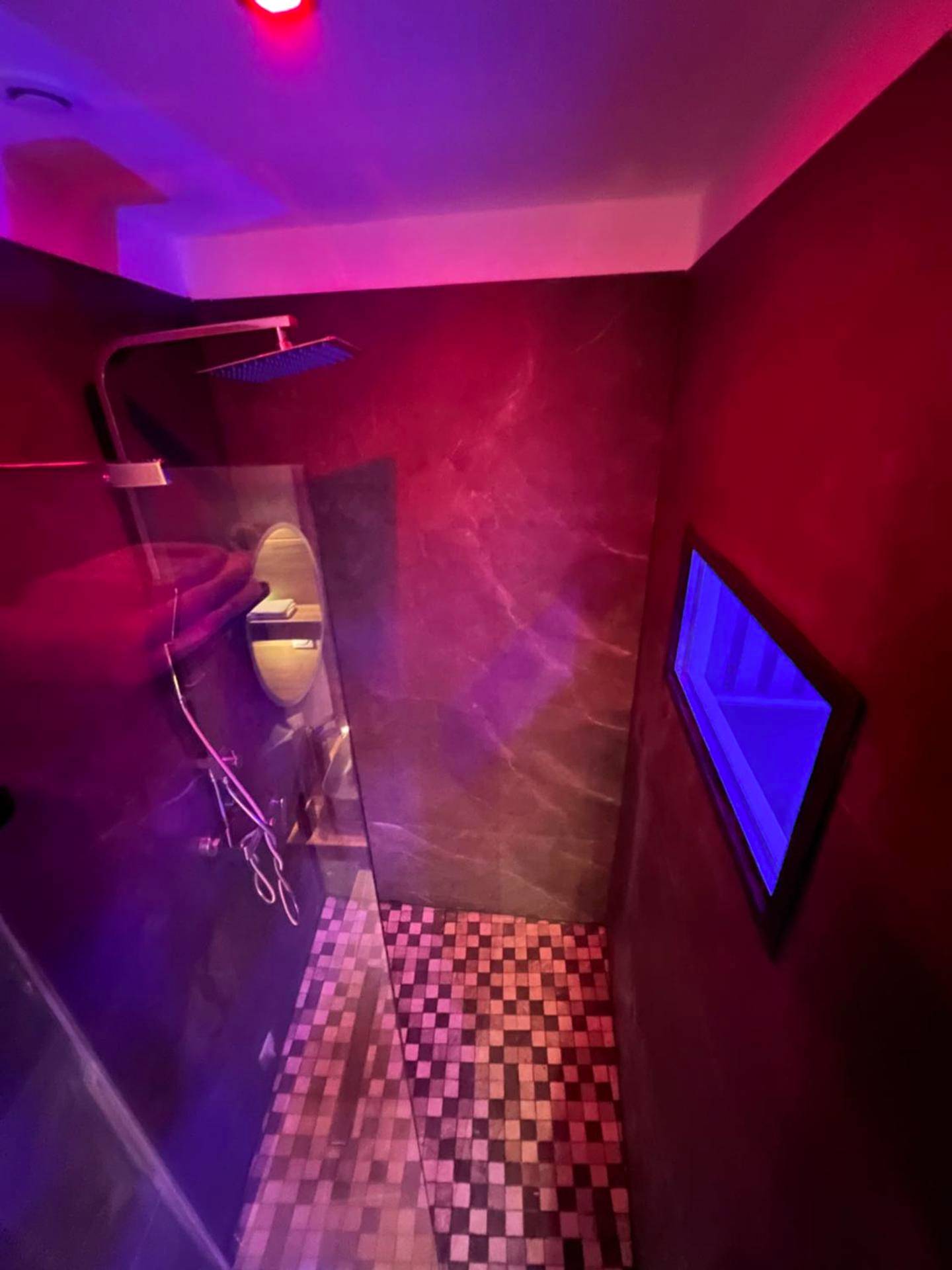 Douche à l'italienne avec ambiance tamisée - Chic & Jacuzzi