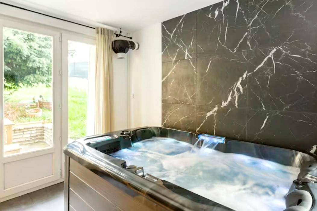 Jacuzzi avec cascade et mur en marbre noir - Love Room Boissy - Saint - Léger - LE CHILL Suite & SPA (Jacuzzi et Sauna...