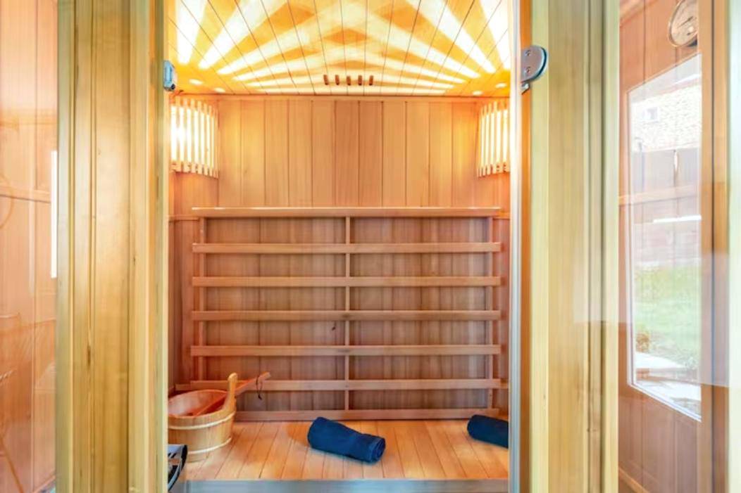 Sauna traditionnel en bois avec éclairage LED - LE CHILL Suite & SPA (Jacuzzi et Sauna privés)