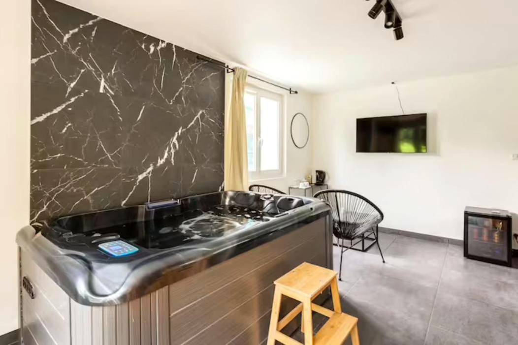 Espace détente avec jacuzzi et télévision - LE CHILL Suite & SPA (Jacuzzi et Sauna privés)