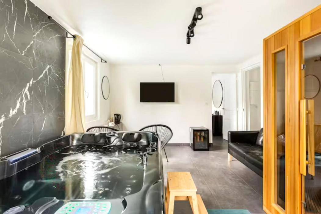 Vue d'ensemble avec jacuzzi, sauna et salon - LE CHILL Suite & SPA (Jacuzzi et Sauna privés)