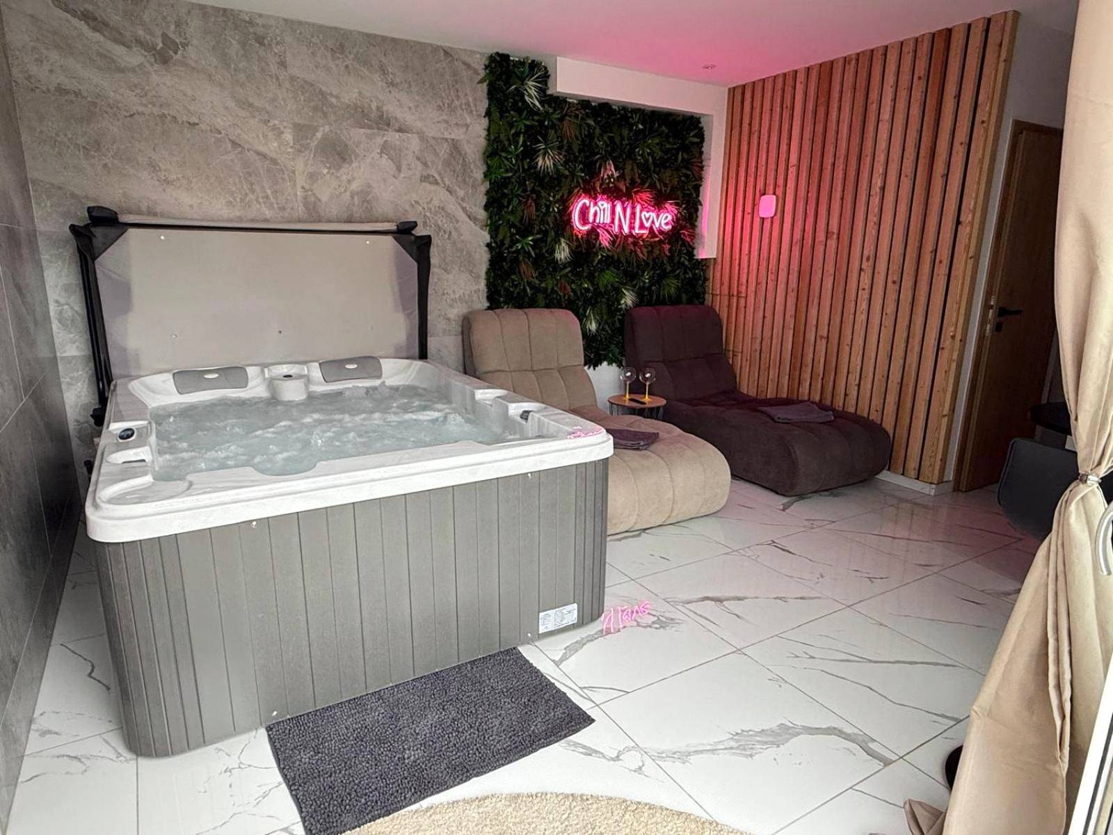 Jacuzzi privatif et fauteuils de relaxation - Love Room Rossfeld - Chill N Love prox EuropaPark et Rulantica Strasbourg...