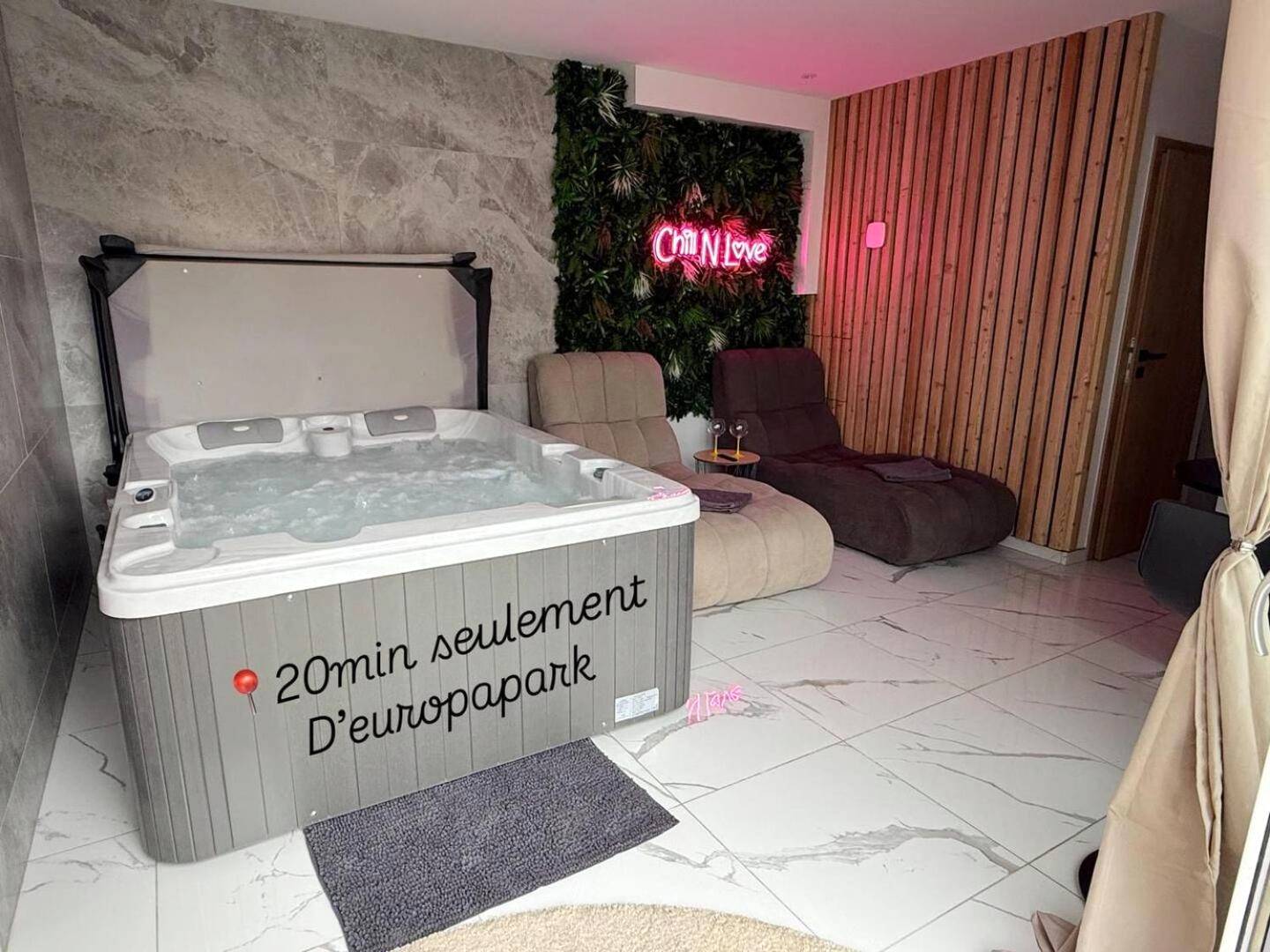 Espace détente avec spa et mur végétal - Chill N Love prox EuropaPark et Rulantica Strasbourg Colmar
