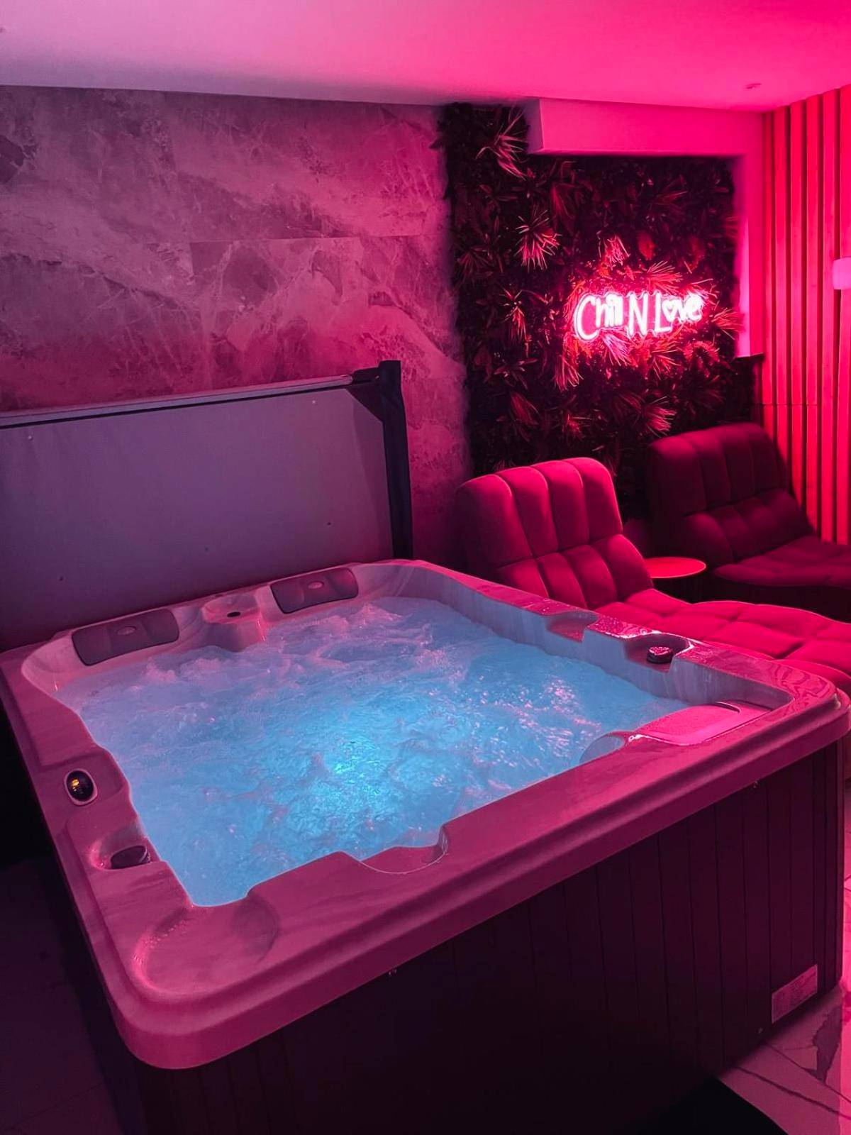 Bain à remous avec éclairage LED bleu - Chill N Love prox EuropaPark et Rulantica Strasbourg Colmar