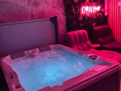 Bain à remous avec éclairage LED bleu - Chill N Love prox EuropaPark et Rulantica Strasbourg Colmar