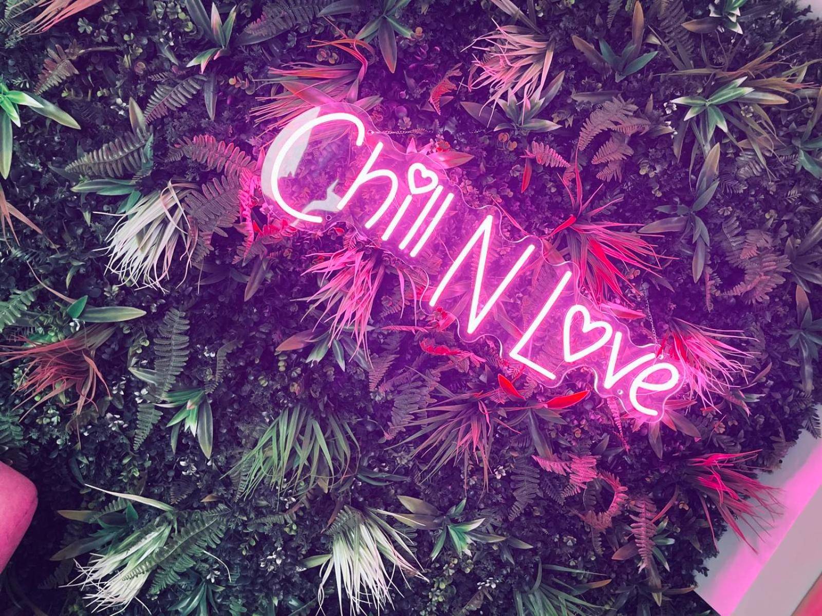 Néon Chill N Love sur mur végétal - Chill N Love prox EuropaPark et Rulantica Strasbourg Colmar