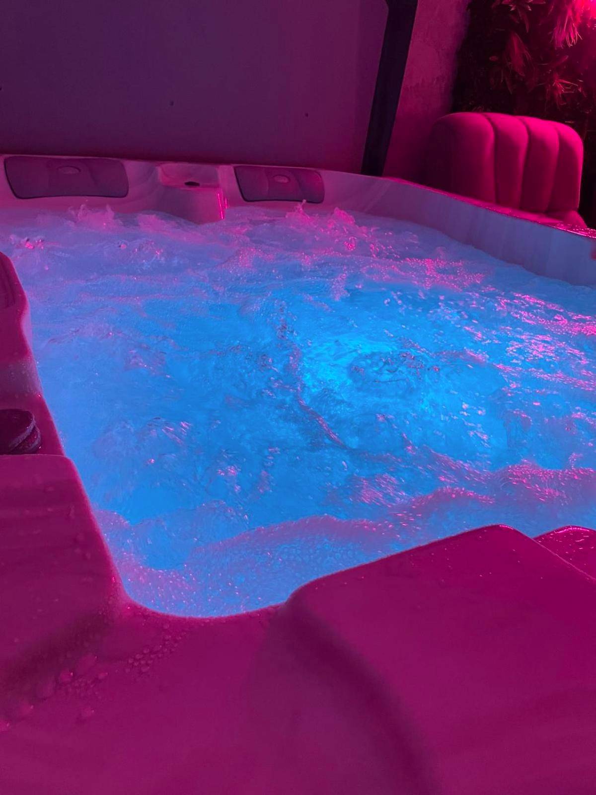 Gros plan sur l'eau bouillonnante du jacuzzi - Chill N Love prox EuropaPark et Rulantica Strasbourg Colmar