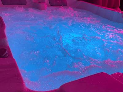 Gros plan sur l'eau bouillonnante du jacuzzi - Chill N Love prox EuropaPark et Rulantica Strasbourg Colmar