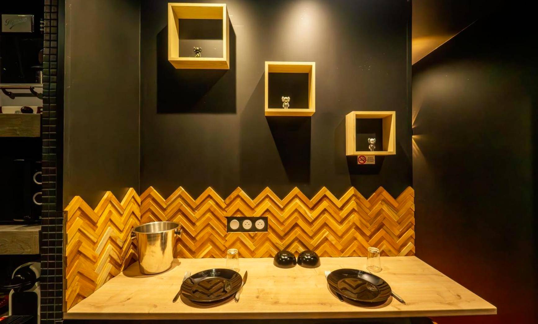 Coin repas avec table en bois et décoration - Cine47spa