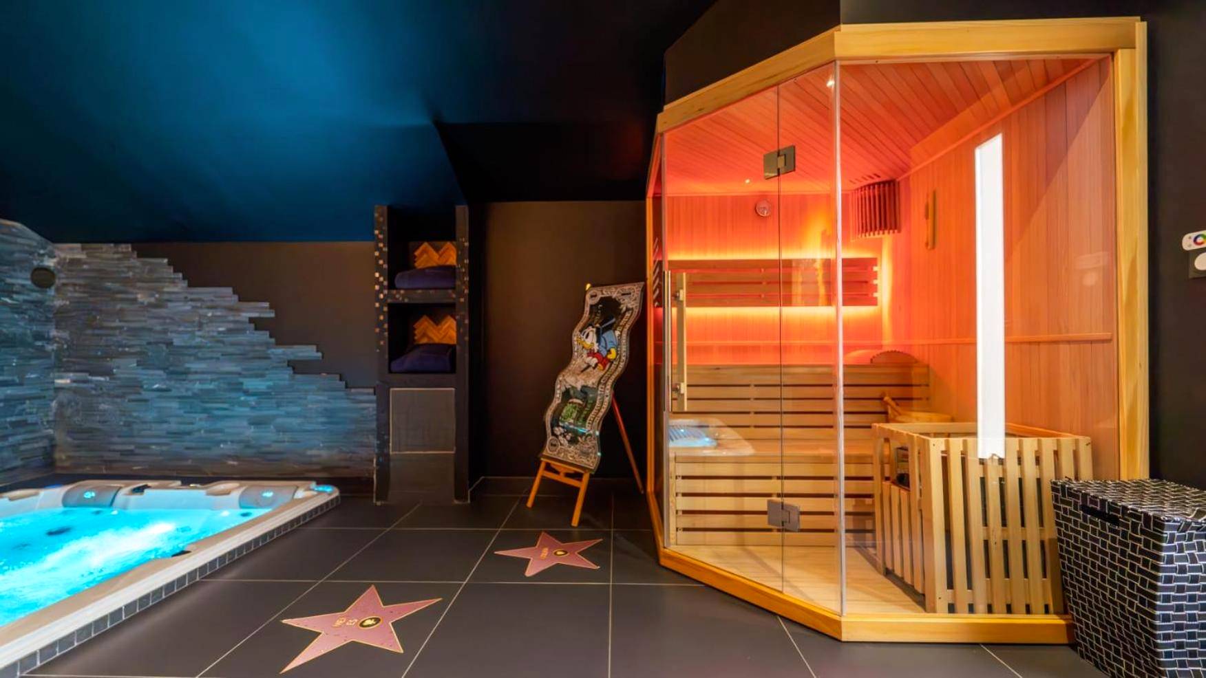 Sauna vitré et jacuzzi avec éclairage LED - Cine47spa