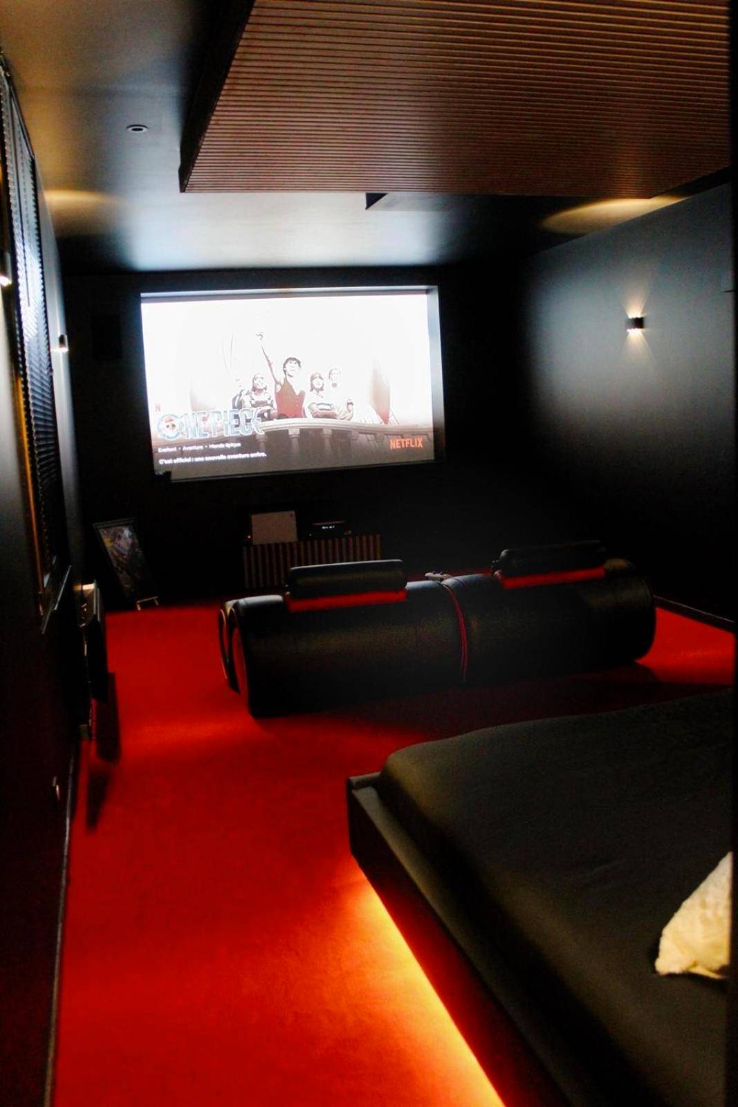 Salle de cinéma privée avec écran géant - Cine47spa