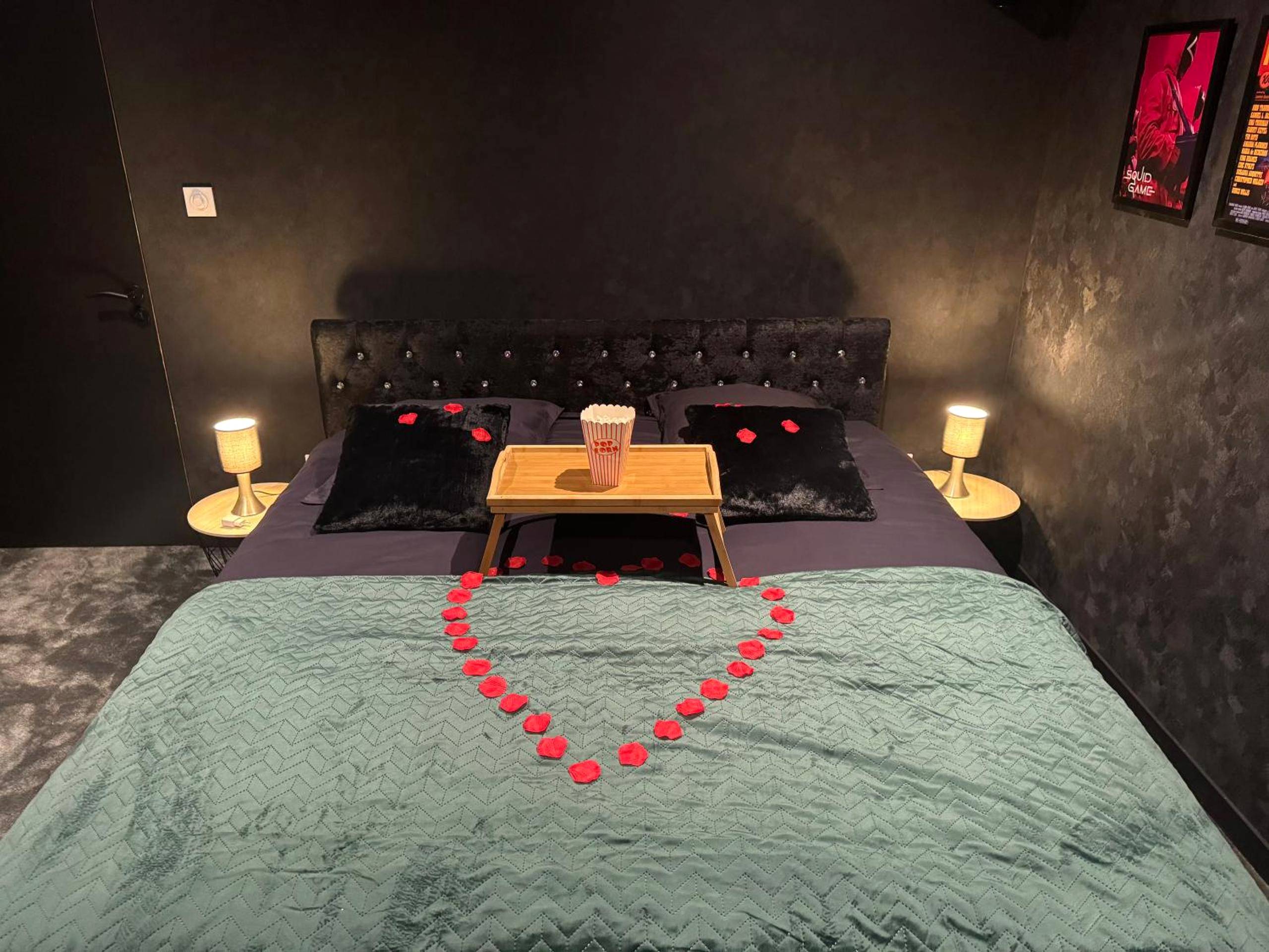 Lit double avec cœur en pétales et plateau repas - Le Cinéma des Amants