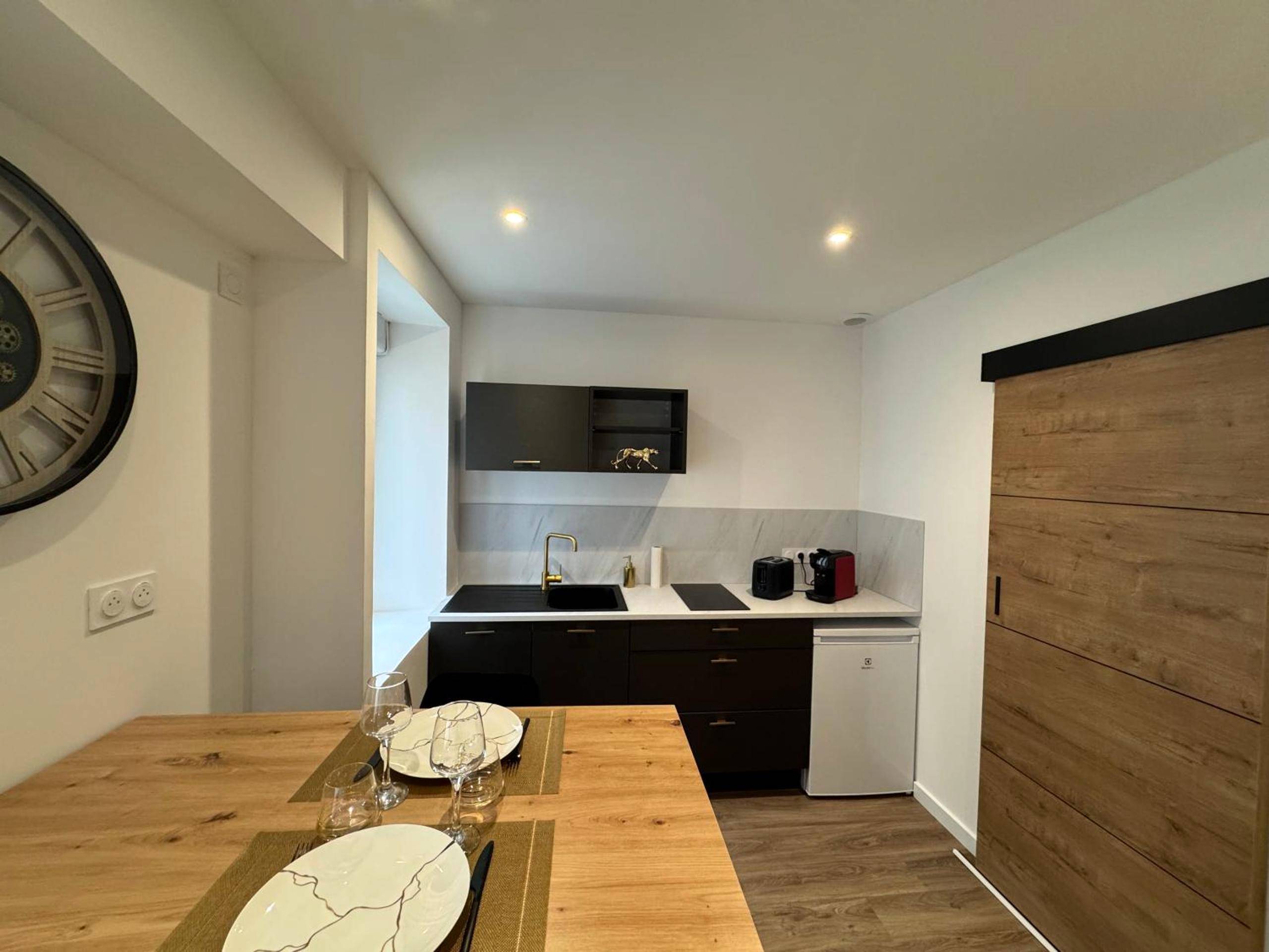 Cuisine équipée et coin repas moderne - Le Cinéma des Amants