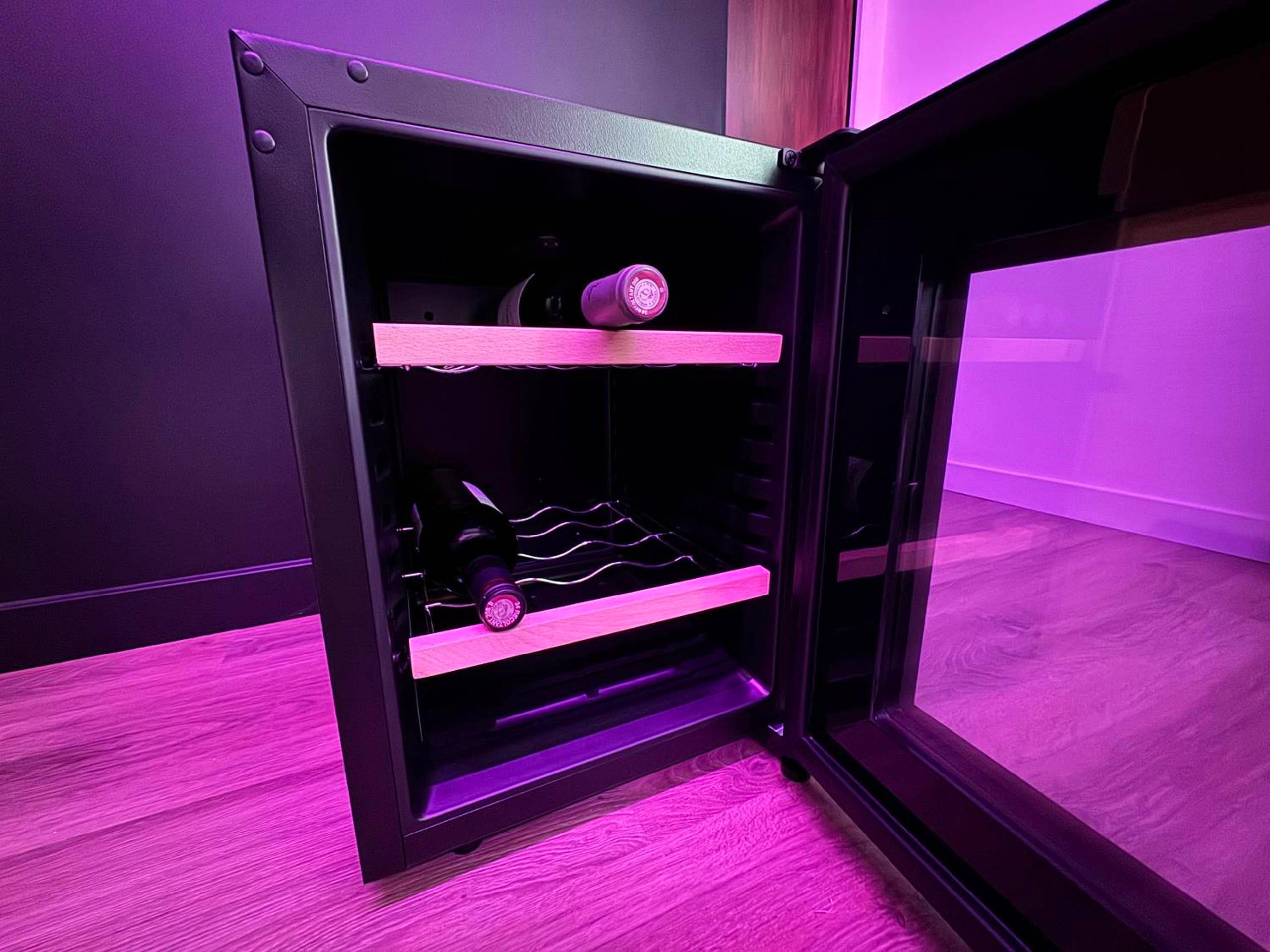 Cave à vin rétroéclairée en violet - Le Cinéma des Amants