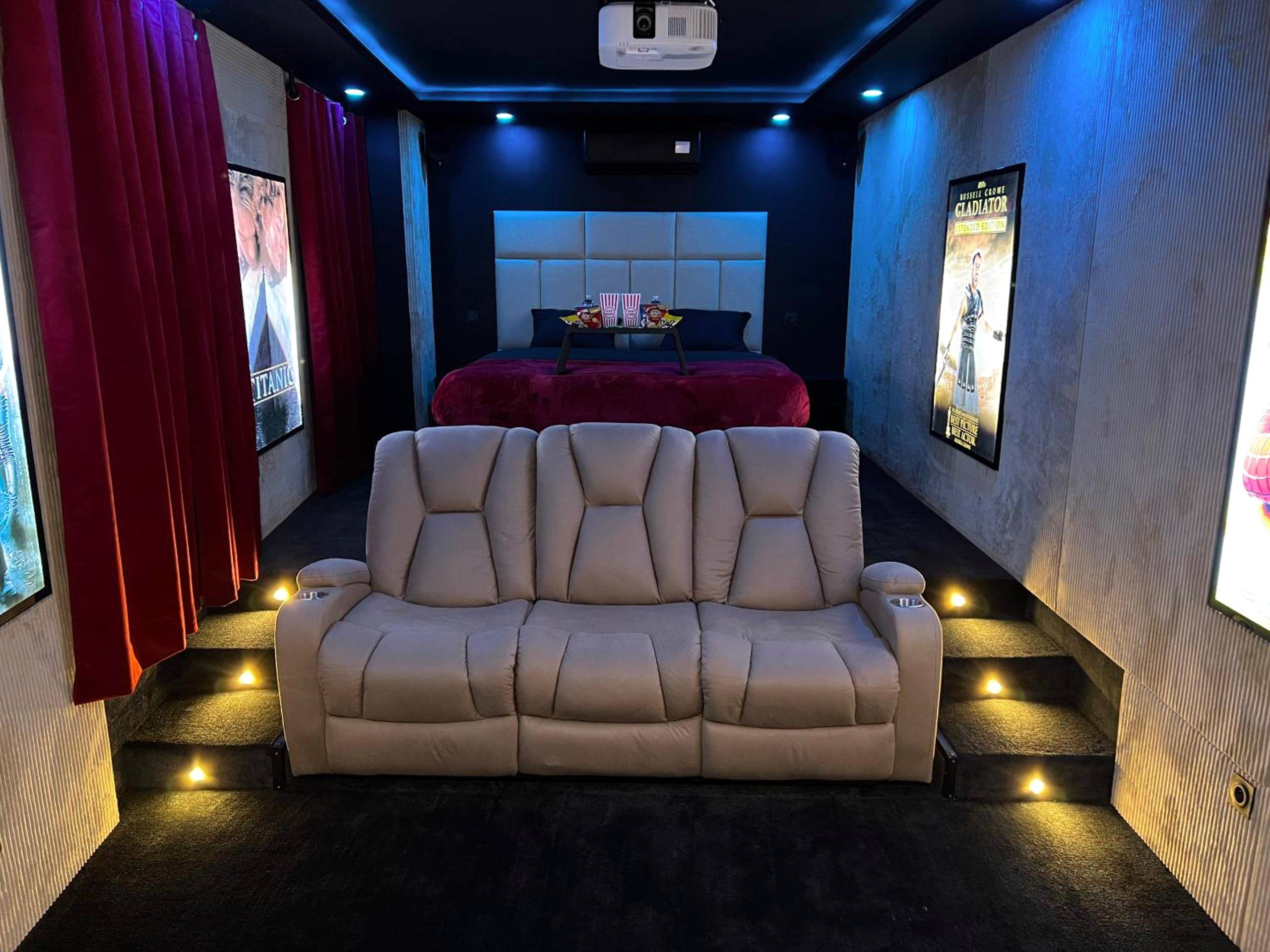 Cinéma privé avec fauteuils et lit king size - Love Room Vienne - Cinéma & Jacuzzi