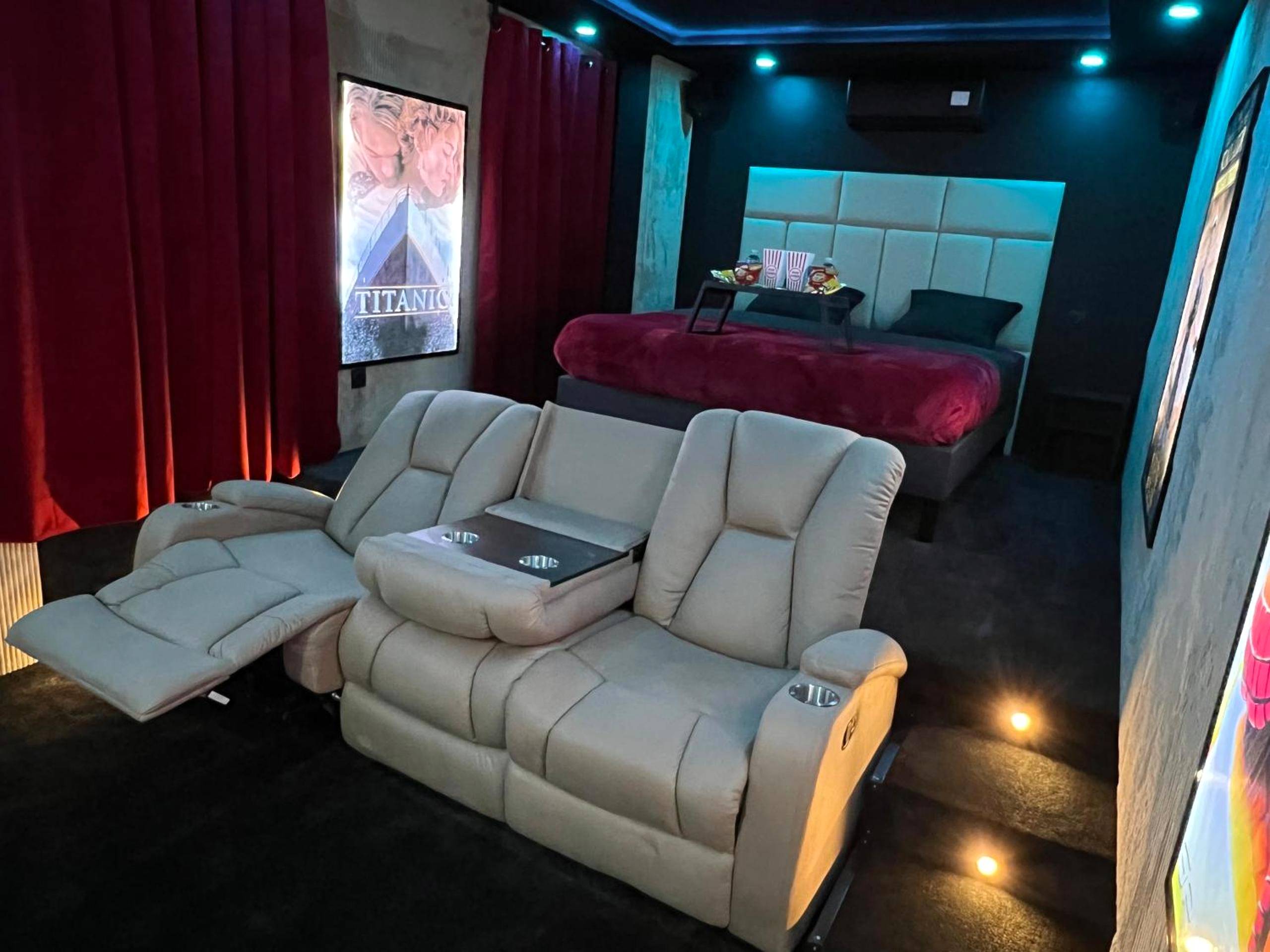 Fauteuils de cinéma inclinables et lit double - Cinéma & Jacuzzi