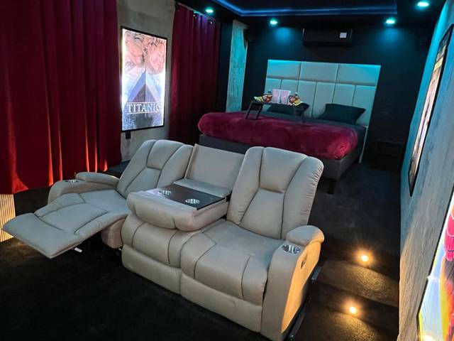 Fauteuils de cinéma inclinables et lit double - Cinéma & Jacuzzi