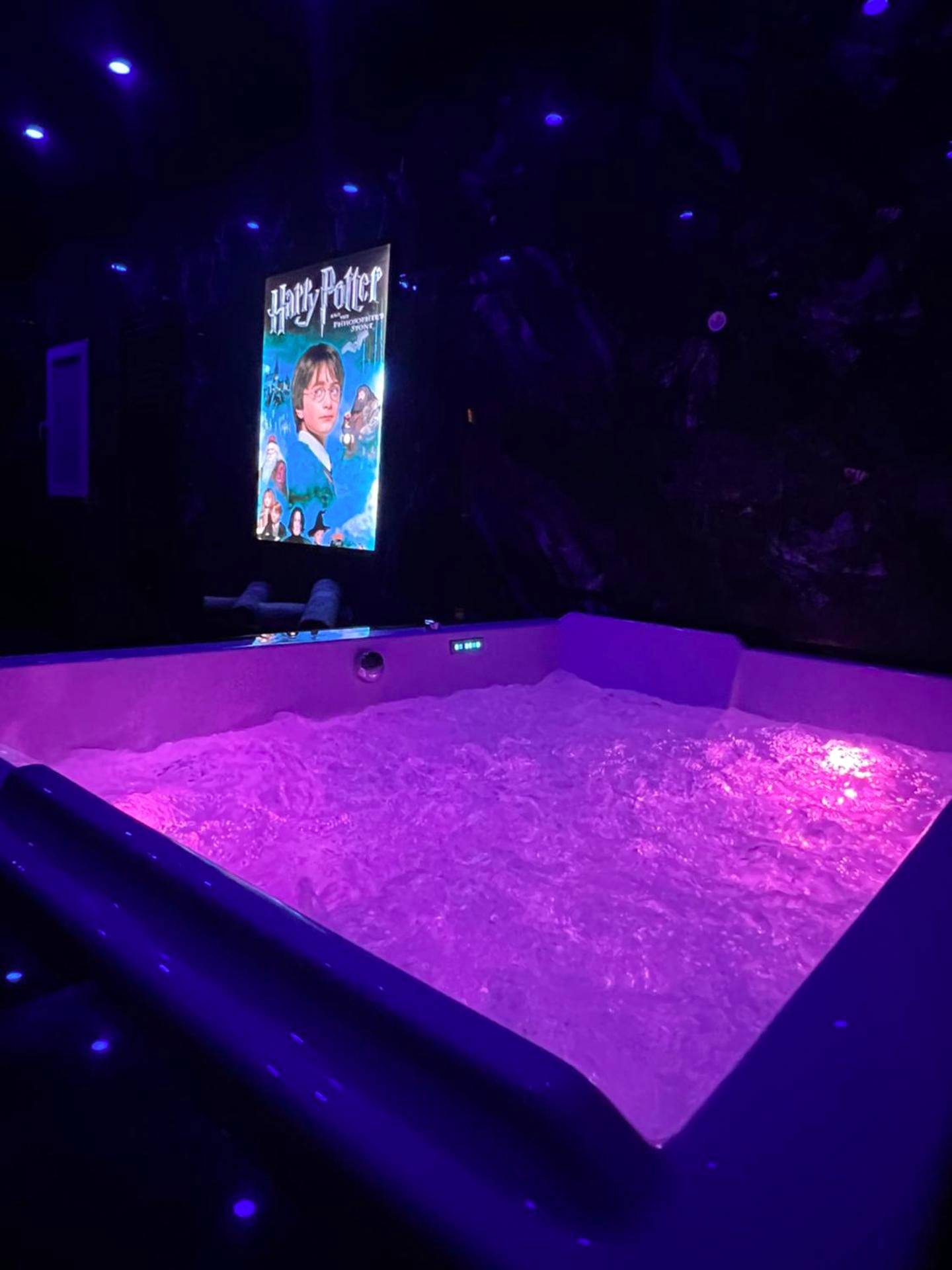 Jacuzzi privatif avec éclairage rose et bleu - Cinéma & Jacuzzi
