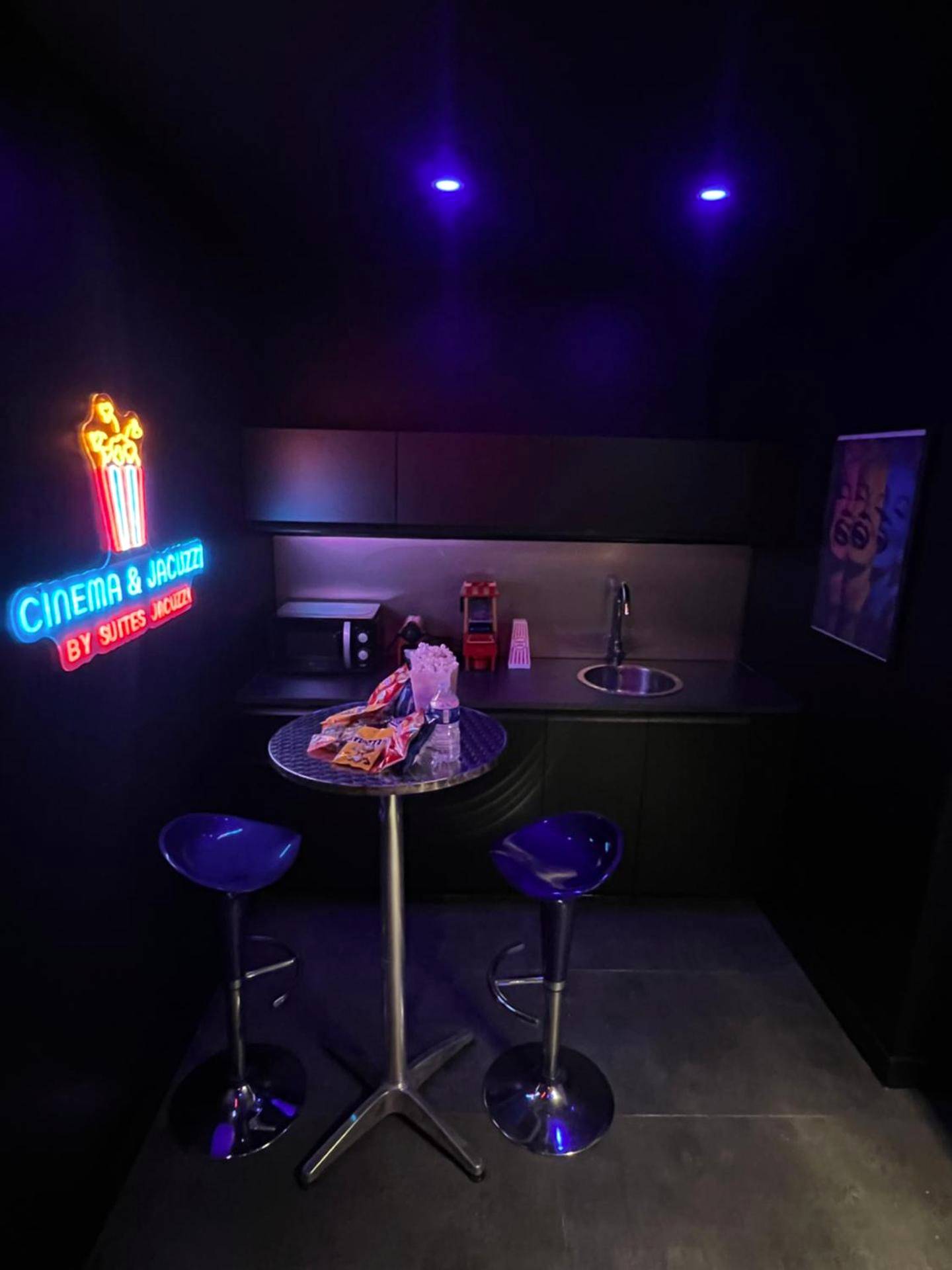 Espace kitchenette avec mange - debout et néon - Cinéma & Jacuzzi