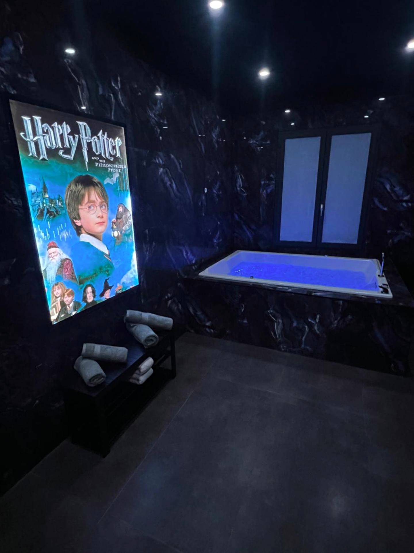 Baignoire balnéo dans une ambiance tamisée - Cinéma & Jacuzzi