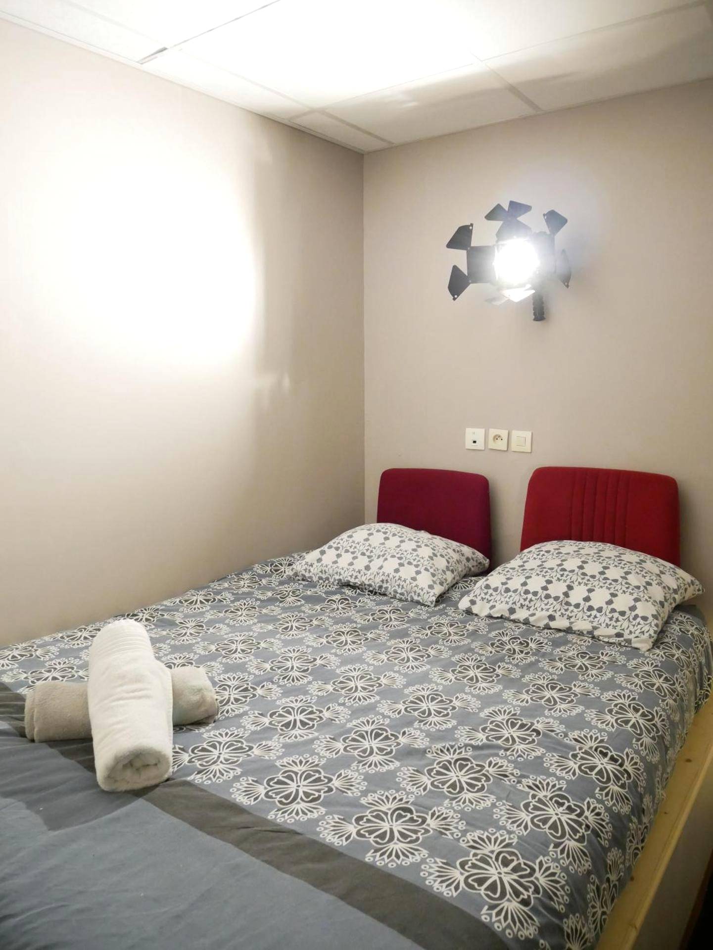 Chambre sobre avec lit double et serviettes - Cinema Paradiso - Appartement de charme avec Sauna, Hammam, spa