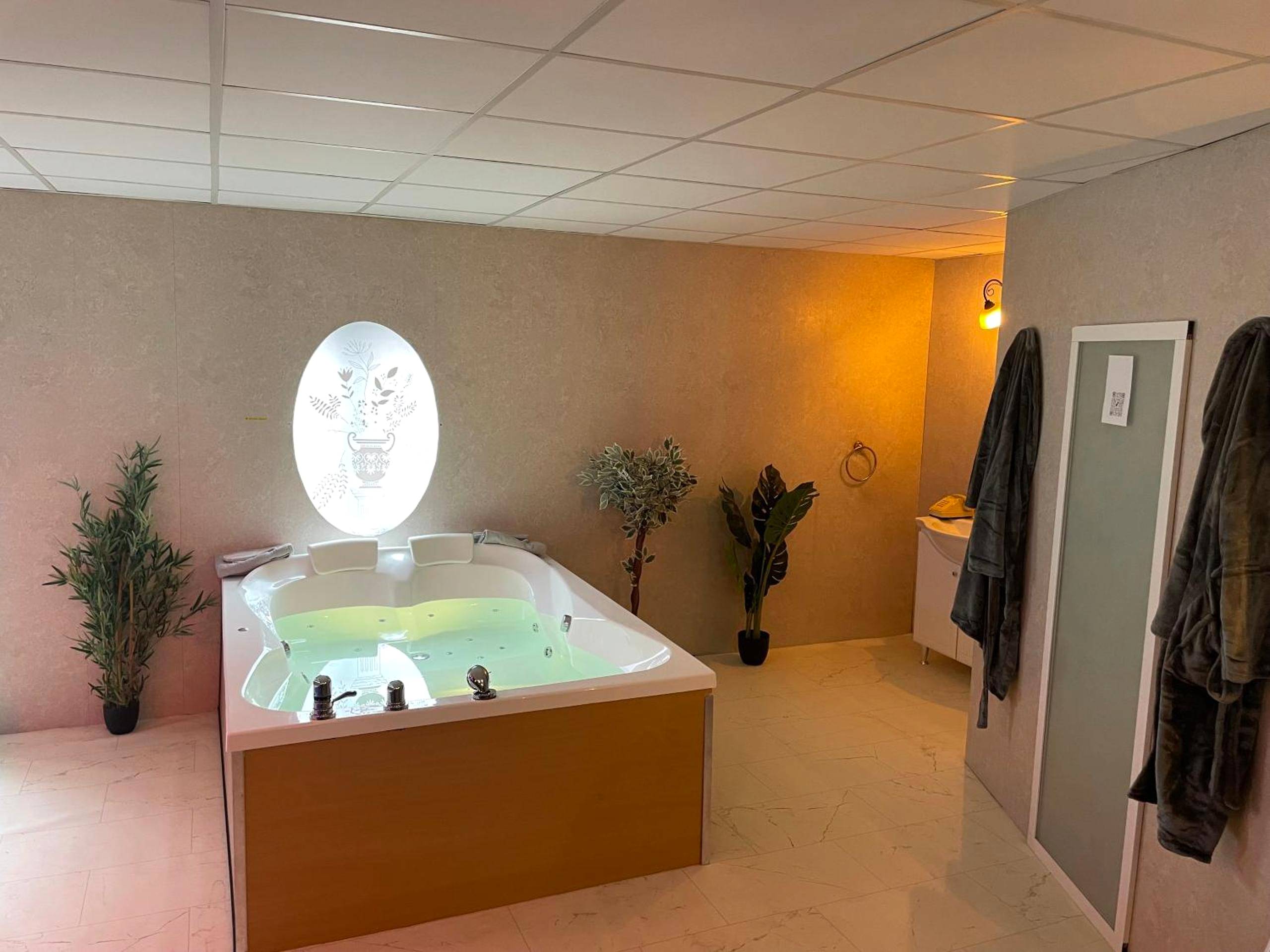 Baignoire balnéo privative et peignoirs - Cinema Paradiso - Appartement de charme avec Sauna, Hammam, spa