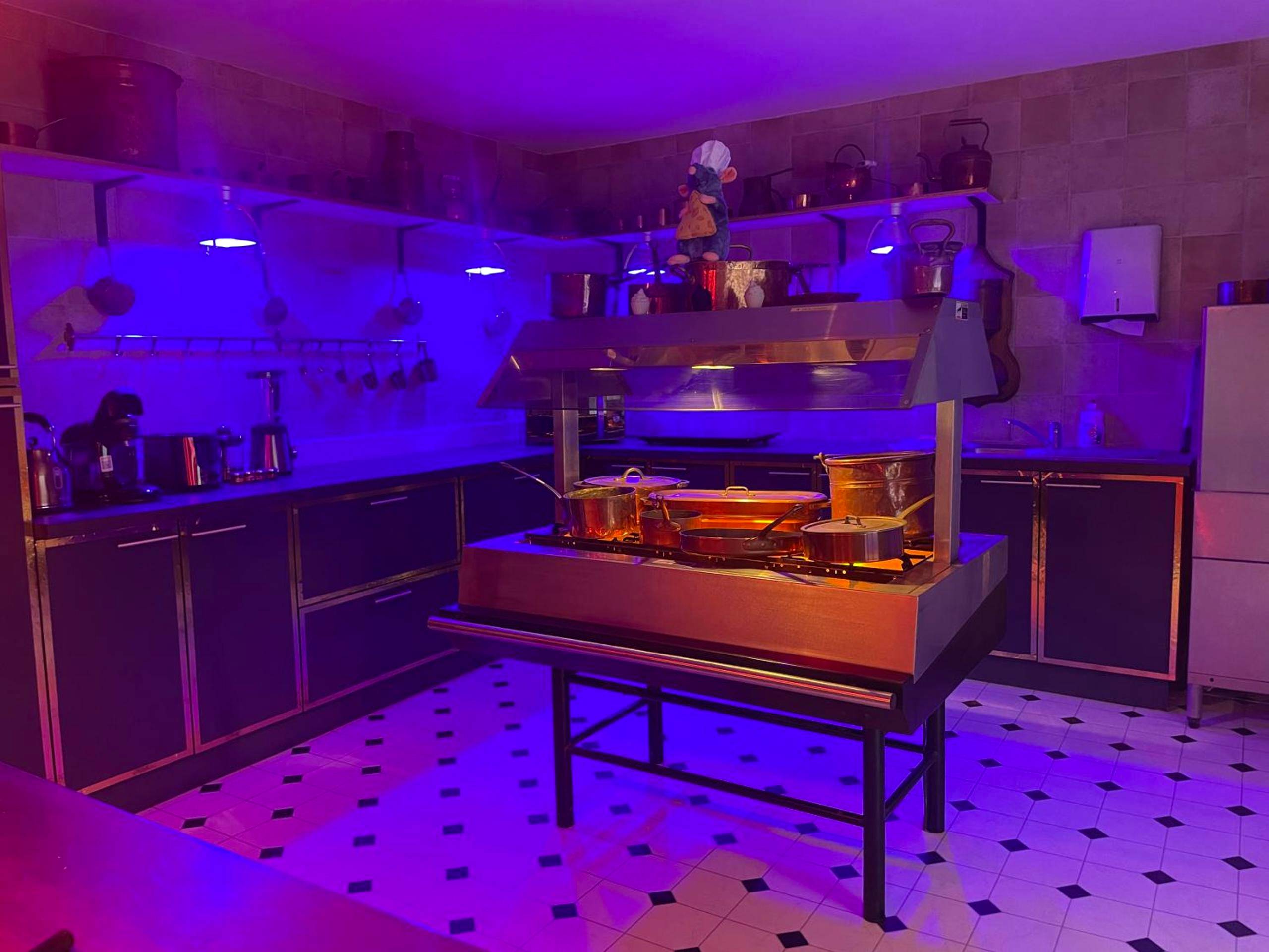 Cuisine équipée avec éclairage d'ambiance violet - Cinema Paradiso - Appartement de charme avec Sauna, Hammam, spa