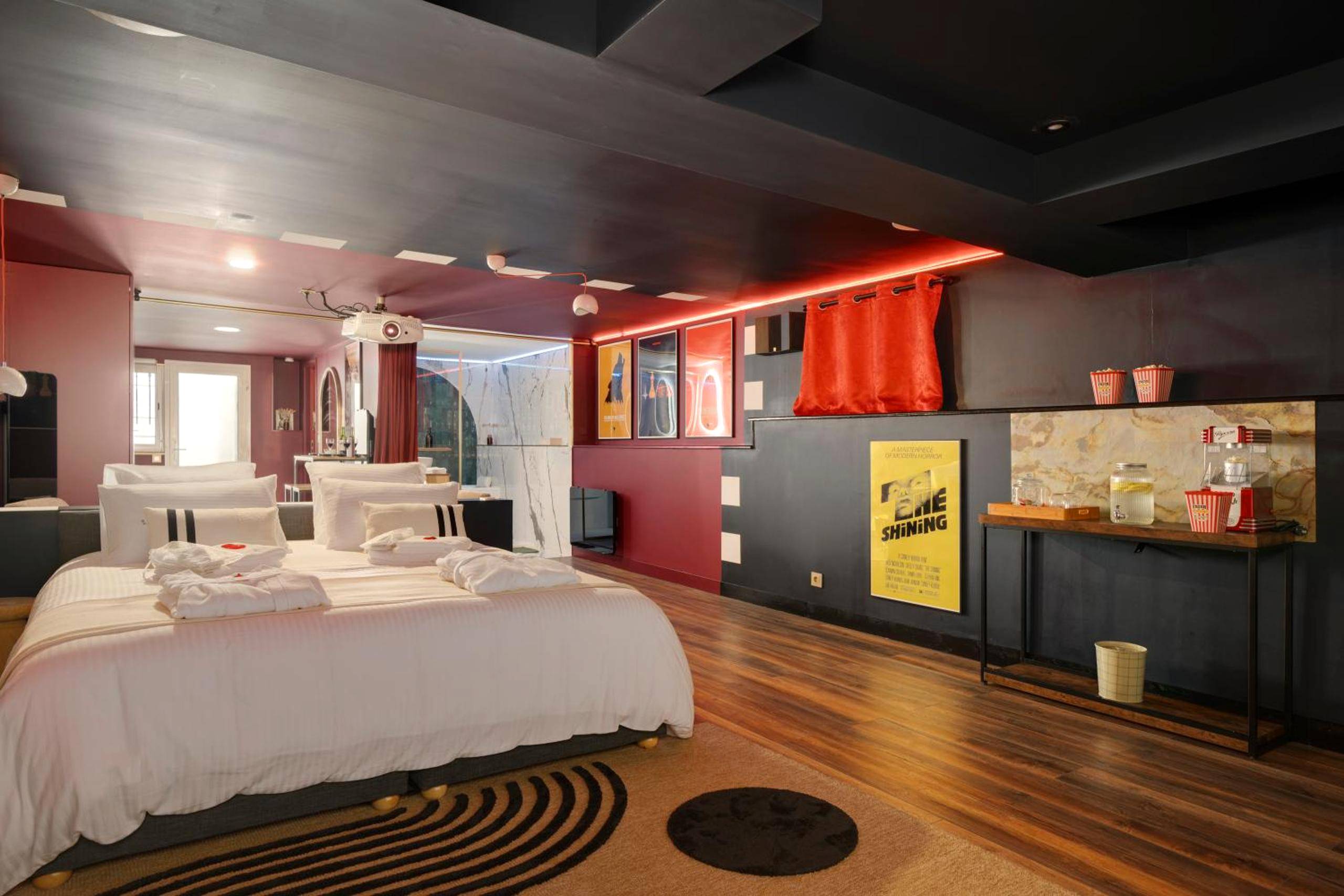 Chambre thématique avec espace bar et popcorn - Cinema Room haut de gamme avec balnéothérapie