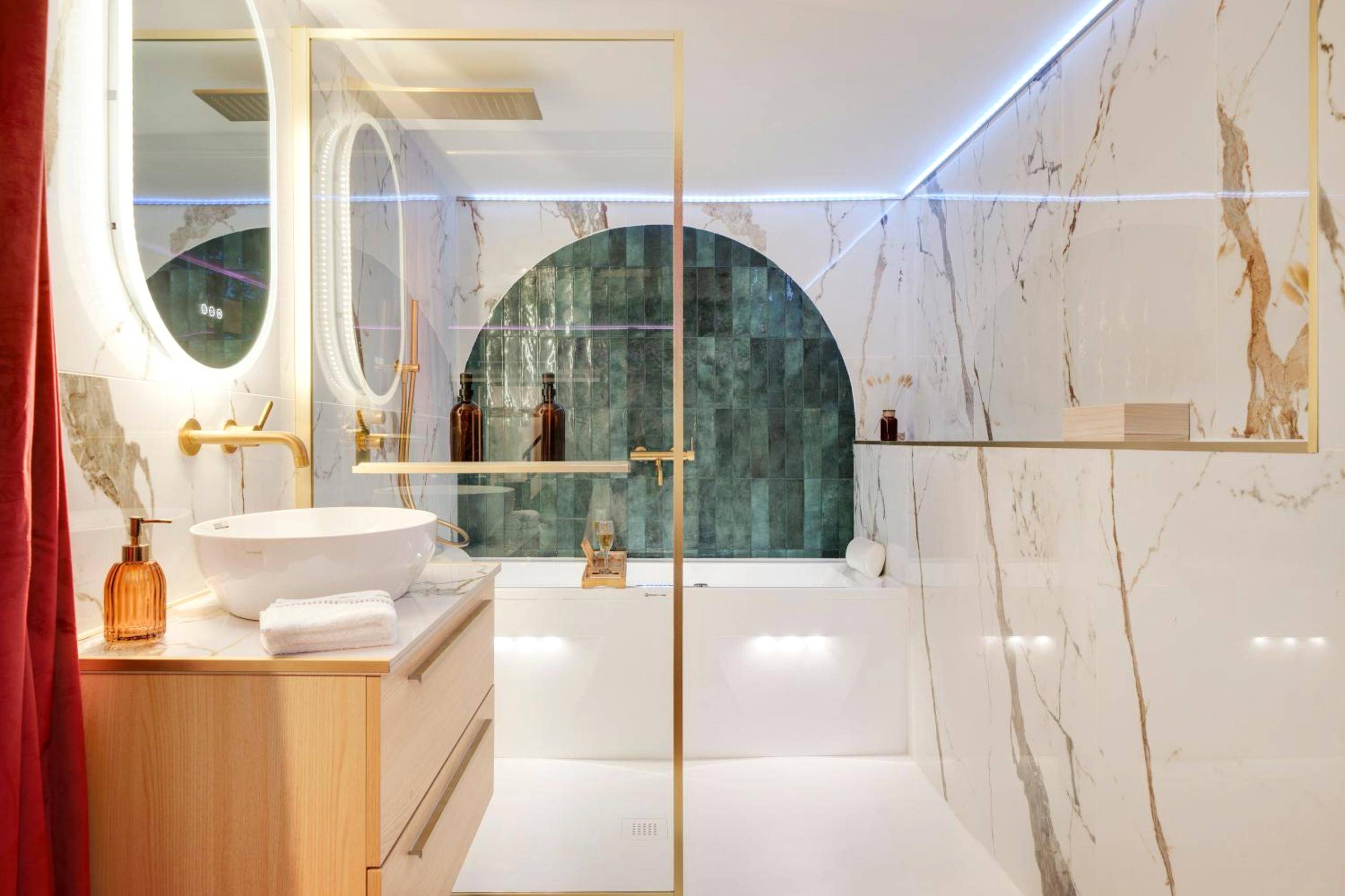 Baignoire balnéo dans salle de bain marbrée - Cinema Room haut de gamme avec balnéothérapie