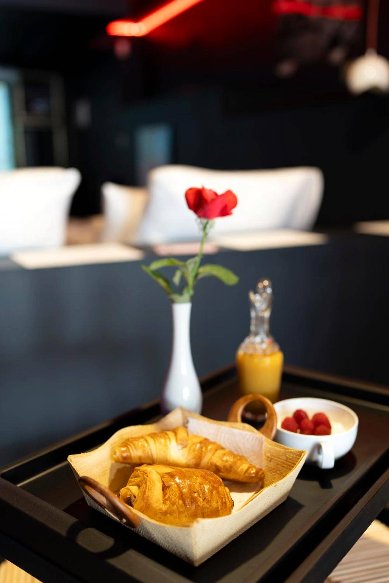 Petit - déjeuner avec viennoiseries et rose rouge - Cinema Room haut de gamme avec balnéothérapie