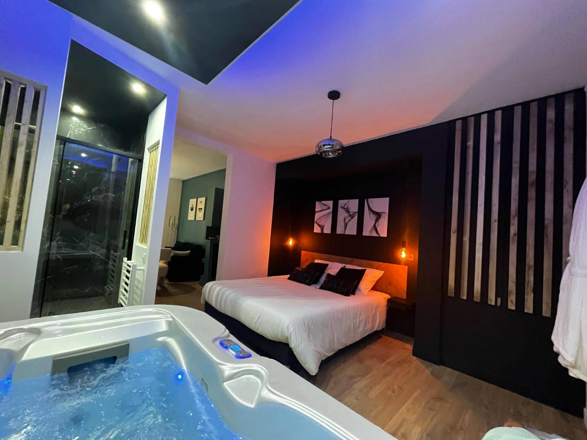 Jacuzzi privatif et lit king size - Love Room Reims - CK Suite & Spa Reims